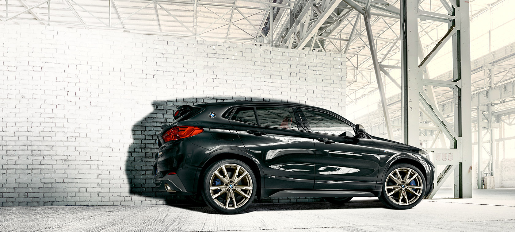 Вид сбоку на BMW X2 M35i (F39) в цвете Sapphire Black metallic