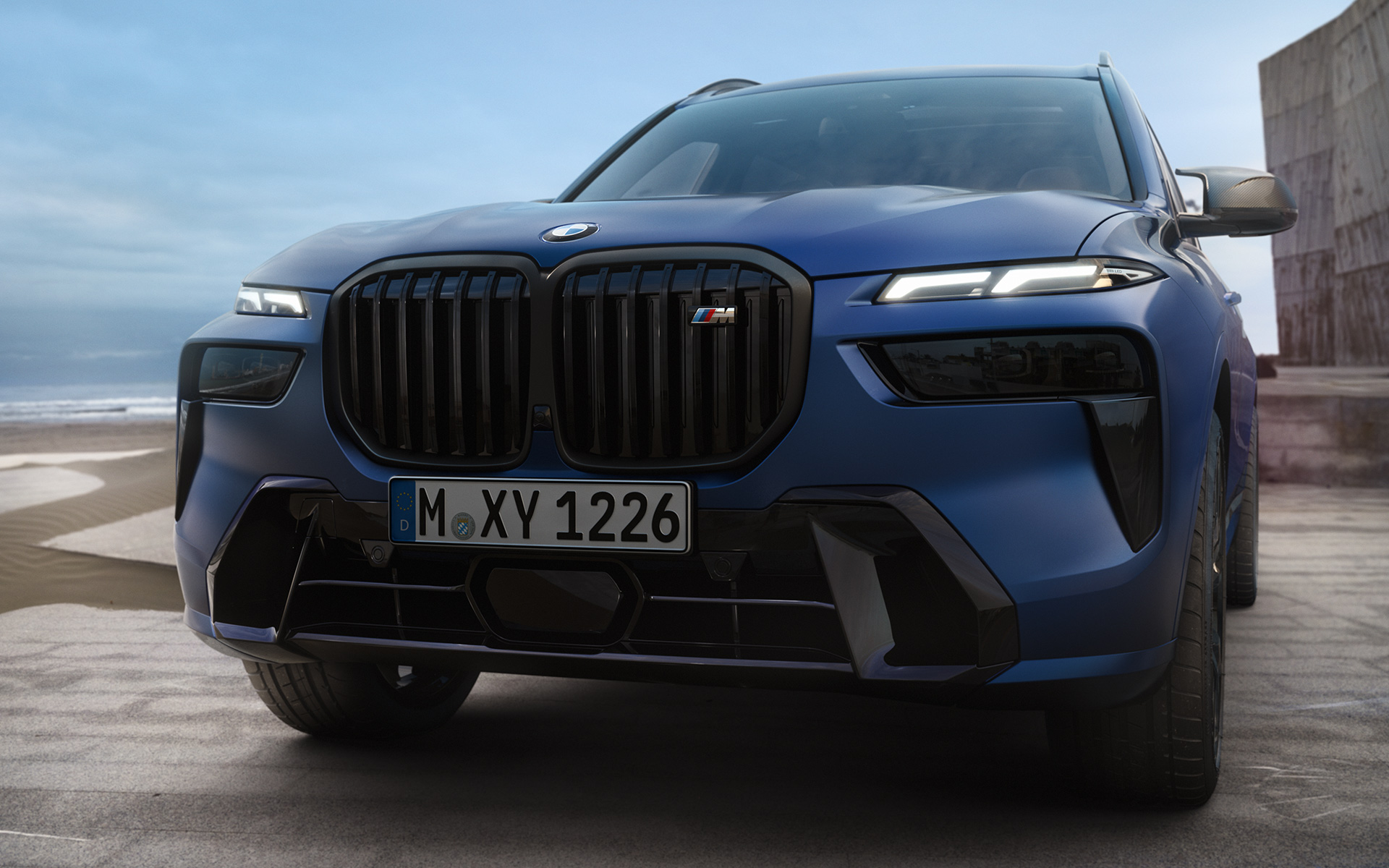 BMW X7 M60i xDrive G07 LCI окраска кузова морозный синий (Frozen Marina Bay Blue), вид спереди, крупным планом