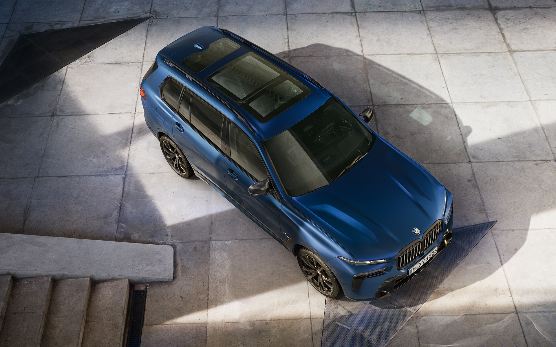 BMW X7 M60i xDrive G07 LCI окраска кузова морозный синий (Frozen Marina Bay Blue), с высоты птичьего полета